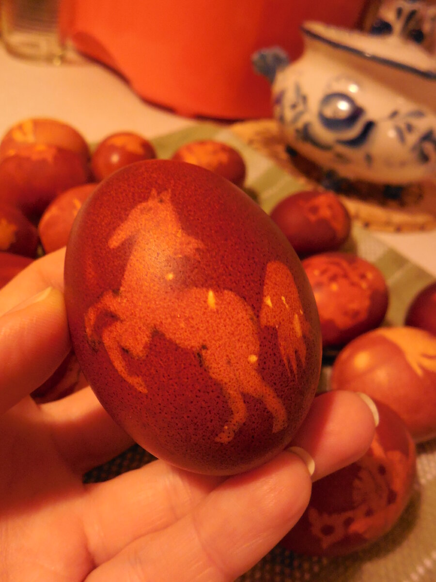 Яйцо окрашено луковой шелухой. Рисунок- конь