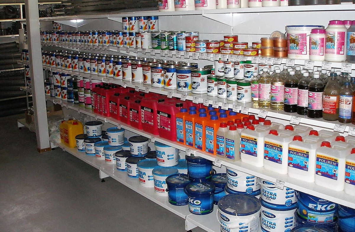 Витрина с большим ассортиментом строительных жидкостей. Фотография из сервиса Яндекс.Картинки.