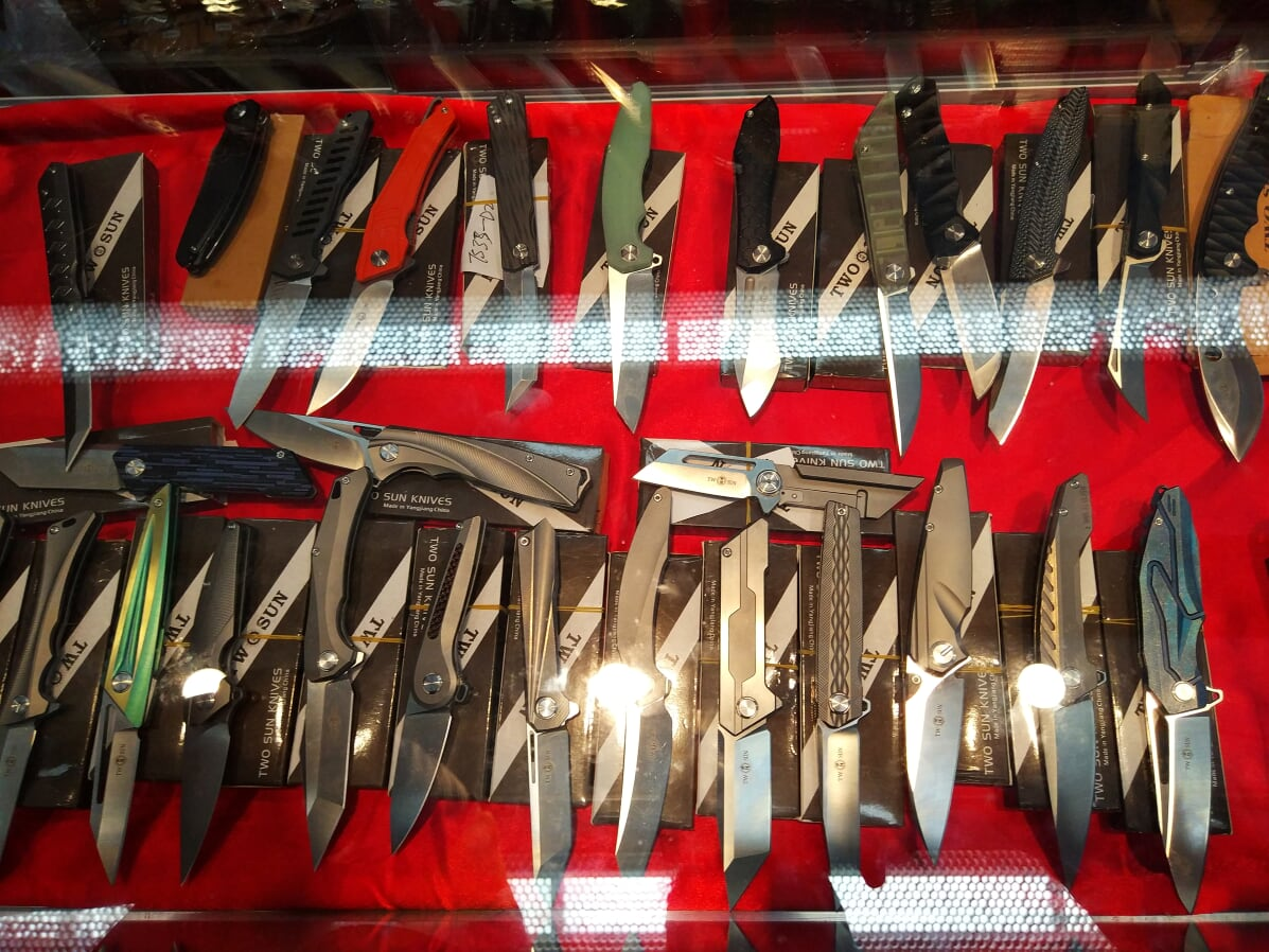 Стенд с китайскими ножами ножами "Красный дракон"