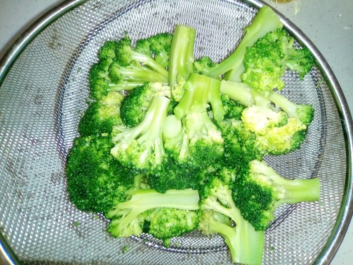 капуста брокколи на сковороде. брокколи с сыром на сковороде. капуста с яйцом на сковороде. омлет с брокколи на сковороде. брокколи с сыром на сковороде.