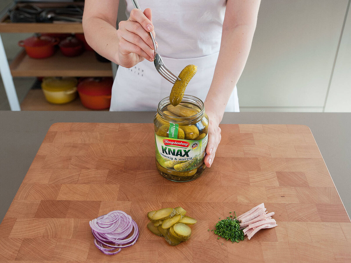 1. Зеленый лук мелко нарезать. Нарежьте мясо мелкими полосками и красный лук тонкими кольцами. Соленые огурцы нарезать тонкими ломтиками.