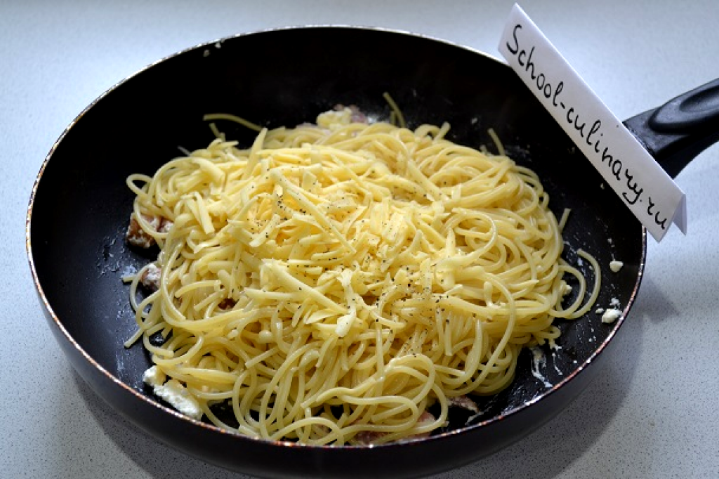 блюдо макароны с сыром. как сделать спагетти с сыром. мак чиз макароны с сыром по-американски. спагетти с сыром и сливками. спагетти с пармезаном.