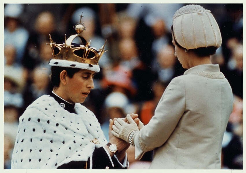 Инвеститура принца чарльза 1969. Инвеститура принца уэльского. Коронация принца чарльза в уэльсе. Корона принца уэльского. Корона принца чарльза.