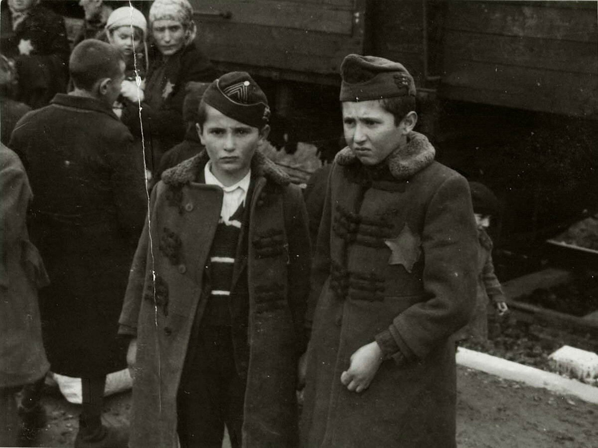 https://www.yadvashem.org/yv/ru/exhibitions/album-auschwitz/selection.asp