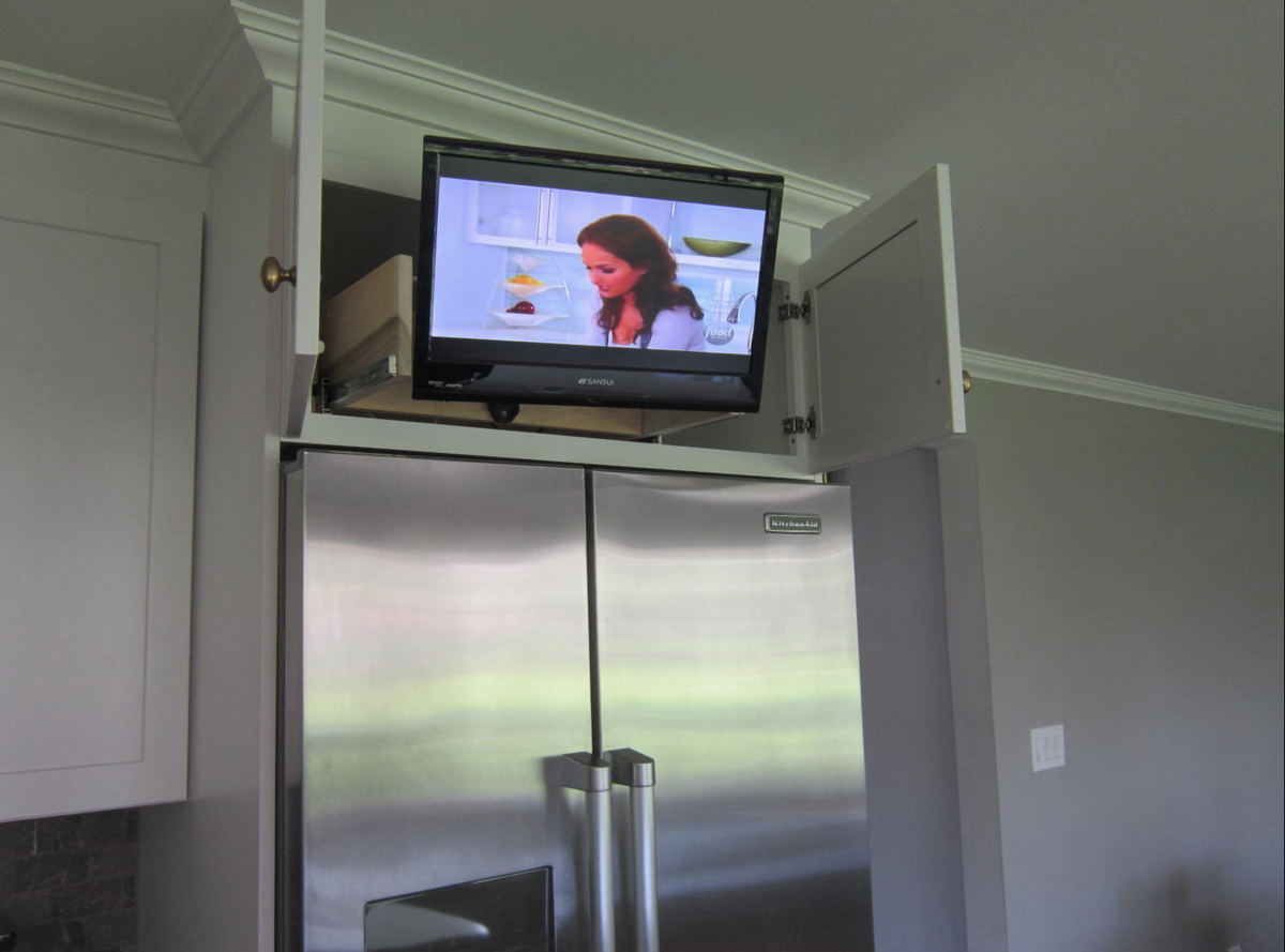 Смарт тв телевизор на кухню с wifi. Подвесной телевизор на кухню. Холодильник с телевизором. Встраиваемый телевизор для кухни. Маленький телевизор на кухню.