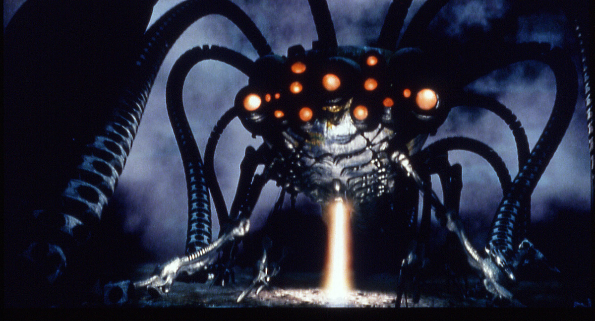 Кадр из фильма. Источник: imdb.com. Режиссеры: Лана Вачовски, Лилли Вачовски, оператор: Билл Поуп. Студии: Groucho II Film Partnership, Silver Pictures, Village Roadshow Pictures, Warner Bros. Pictures Co. Прокат: Каро-Премьер