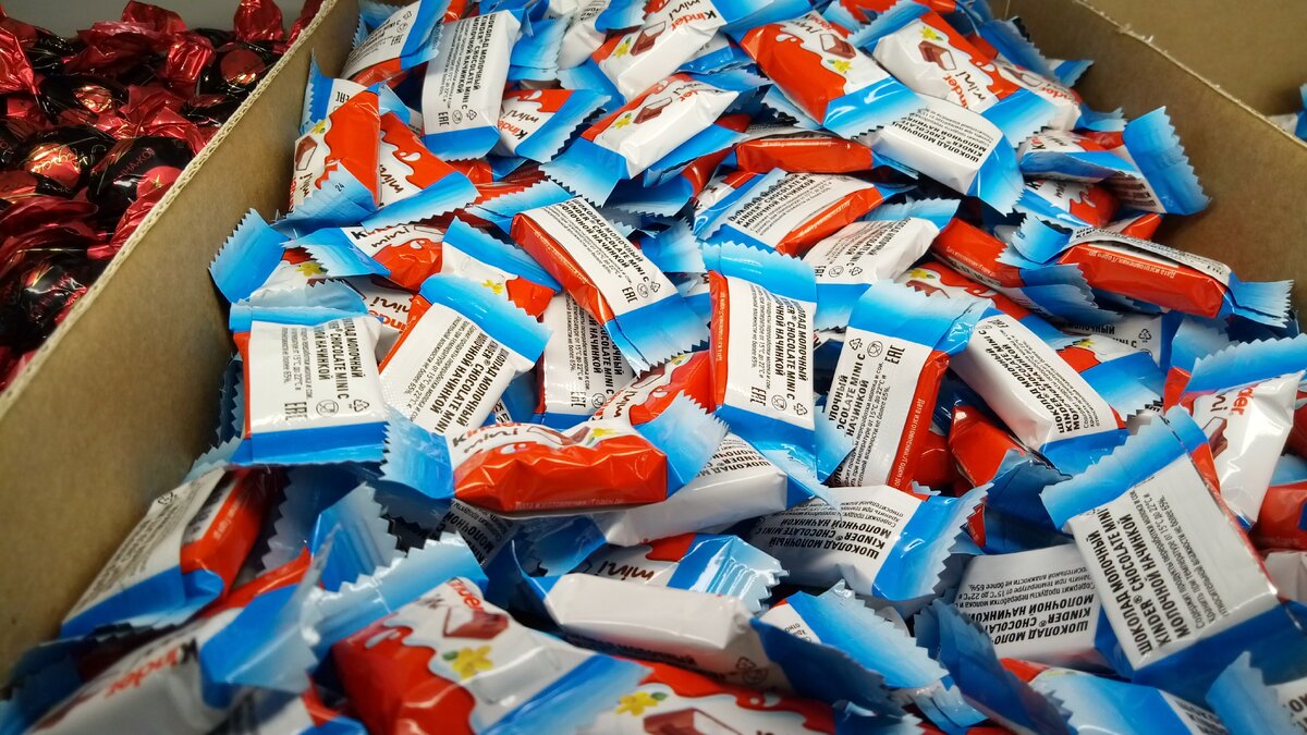 Фото автора. Вот как выглядят конфеты на прилавке магазина. В одной коробке, просто десятки тысяч рублей.