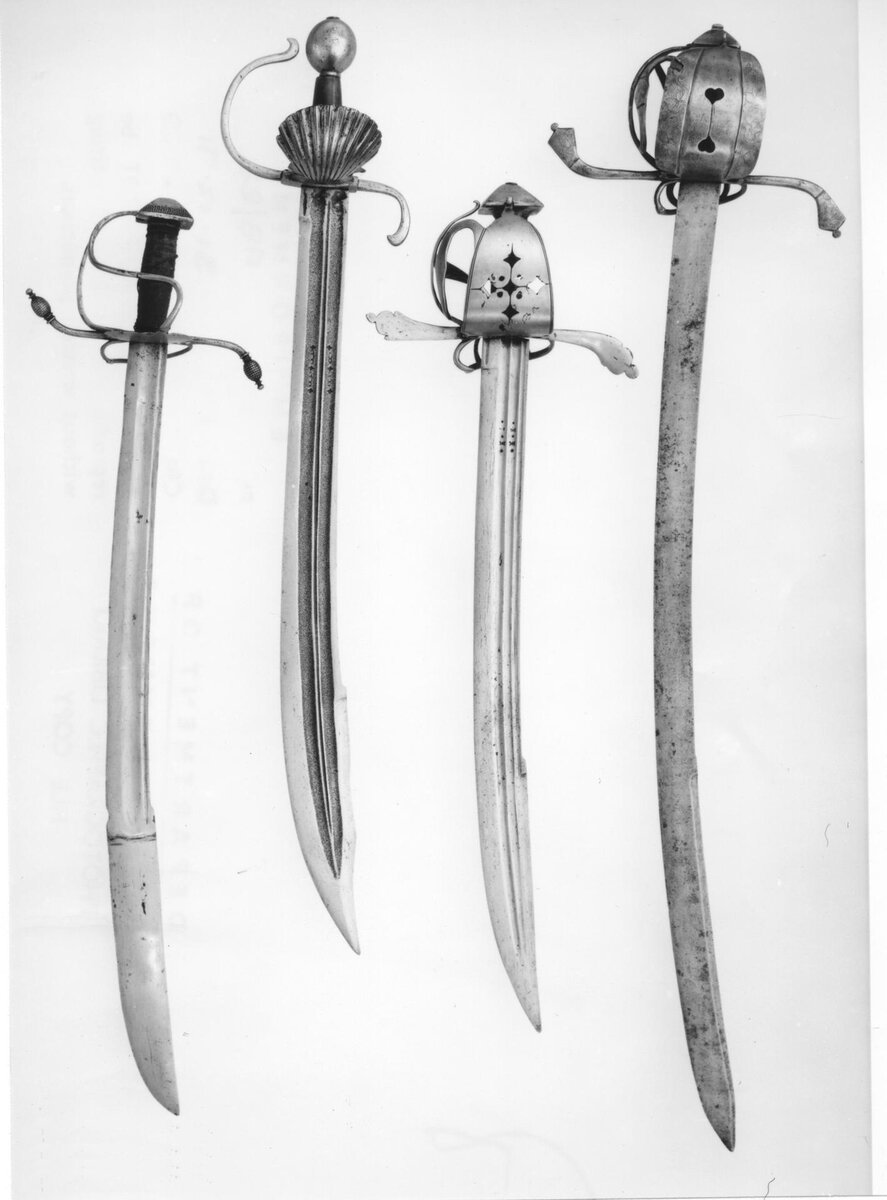 Сабли "с рукоятями немецкого типа"  или "синклеровки".  2-я половина XVI века.             
Royal Armories (Англия).