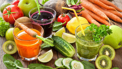 Польза  разгрузочных дней на овощных и фруктовых соках заключается в том, что  вы не только сможете скинуть за один день около 1,5 кг, но и поможете  организму очиститься от накопившихся токсинов и шлаков (данная цель  требует не менее 2-3 дней разгрузки).
 Также это отличный способ насытить свой организм витаминами и  минеральными веществами, к примеру, яблочный сок богат витамином C,  который в свою очередь способствует сохранению молодости кожи, а также  полезен для сердечно-сосудистой системы, томатный сок содержит лютеин,  витамины А и С, которые полезны для сетчатки глаза, грушевый сок с  мякотью – источник клетчатки, которая ускоряет обмен веществ, очищает кишечник (токсины удаляются из организма вместе с клетчаткой) и способствует похудению.