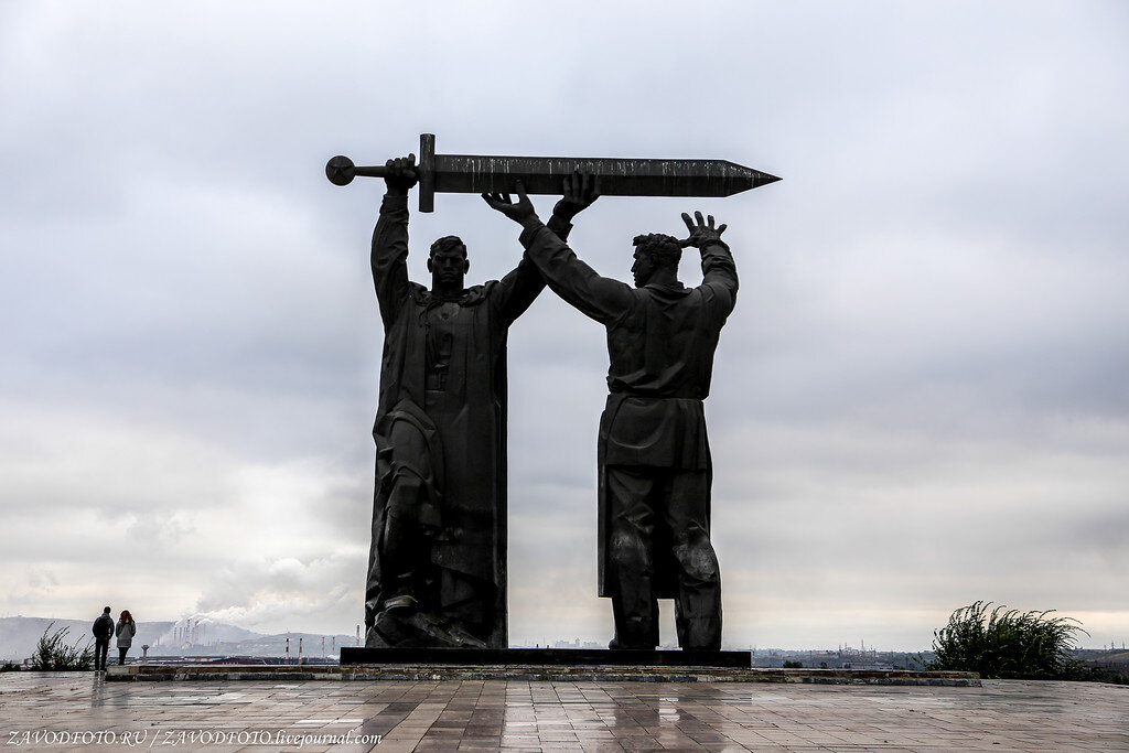 Монумент Тыл - фронту