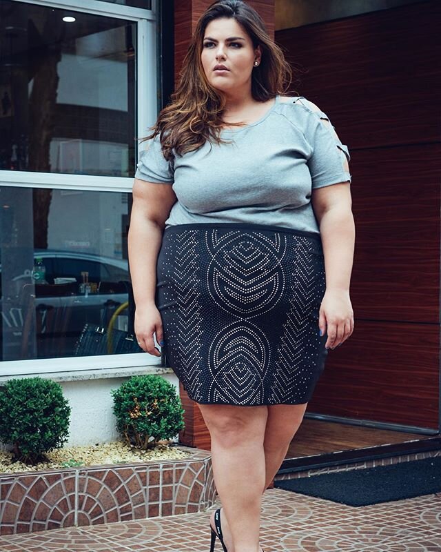 Красивая и пышная Mayara Russi. Photo @adrianalibini 