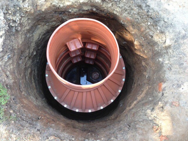 Ливневый дренажный колодец абсорбирует накопленную влагу образовавшуюся в результате частых осадков.