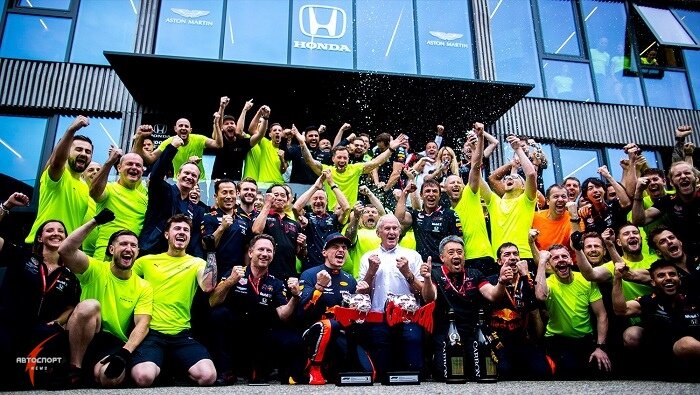 Команда Red Bull празднует победу в гонке