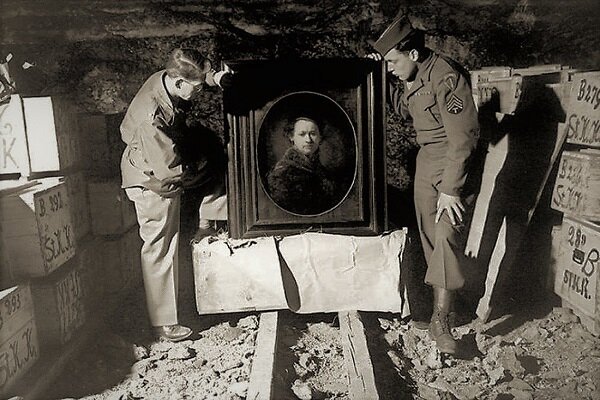 Солдаты союзных войск осматривают спрятанные картины.