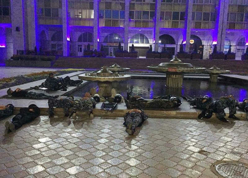 Отдыхающие спецназовцы в Бишкеке в ночь на 9 августа. Фото KaktusMedia