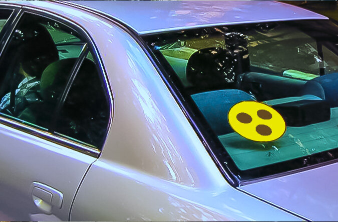 Знак "Глухой водитель" на машине. Исходник:  https://yandex.ru/images/search