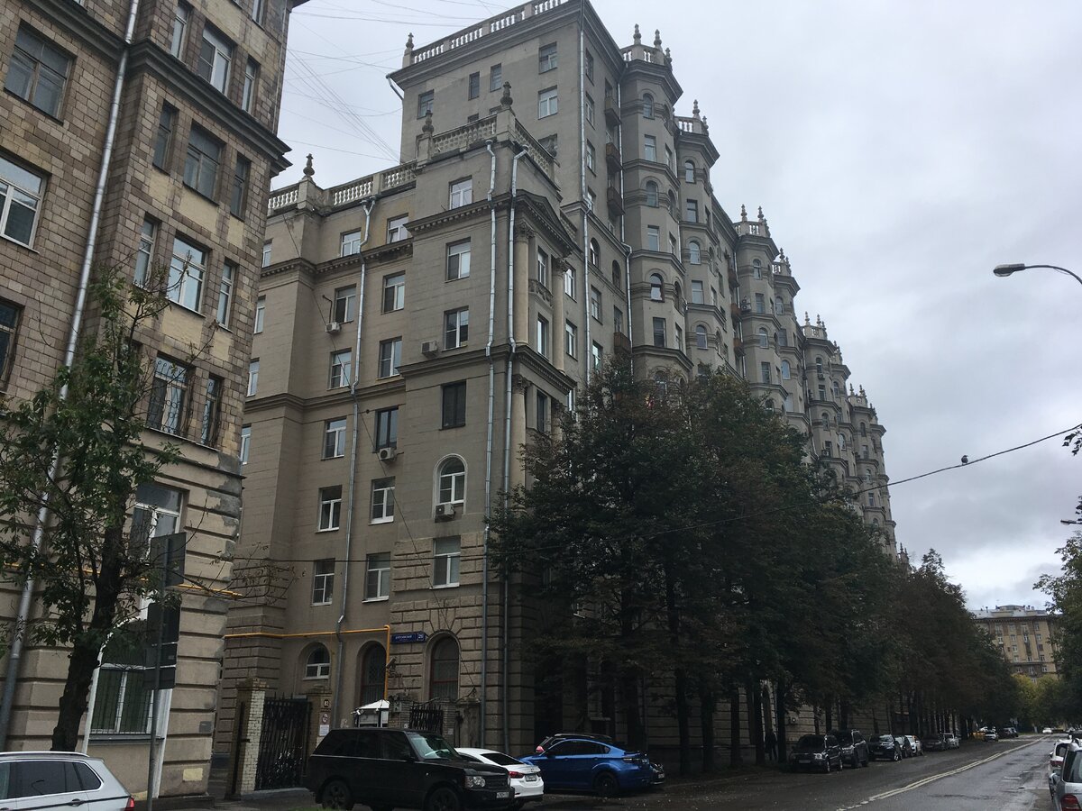 Вид на дом со стороны Москва реки.