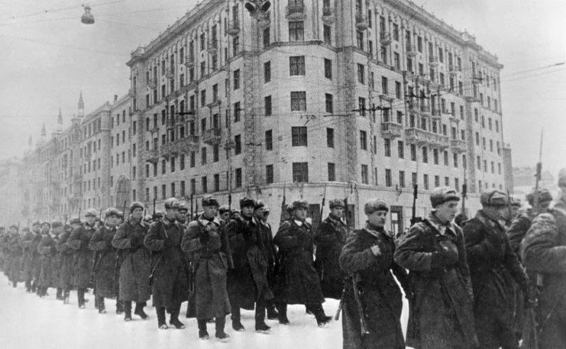 "Дедушка советского спецназа" И. Г. Старинов вспоминал, что существовал приказ Сталина превратить Подмосковье в снежную пустыню. Враг должен был натыкаться только на стужу и пепелище. Текст его разбрасывался в миллионах экземпляров на отдельные партизанские районы. Там было указано: "Гони немца на мороз!"