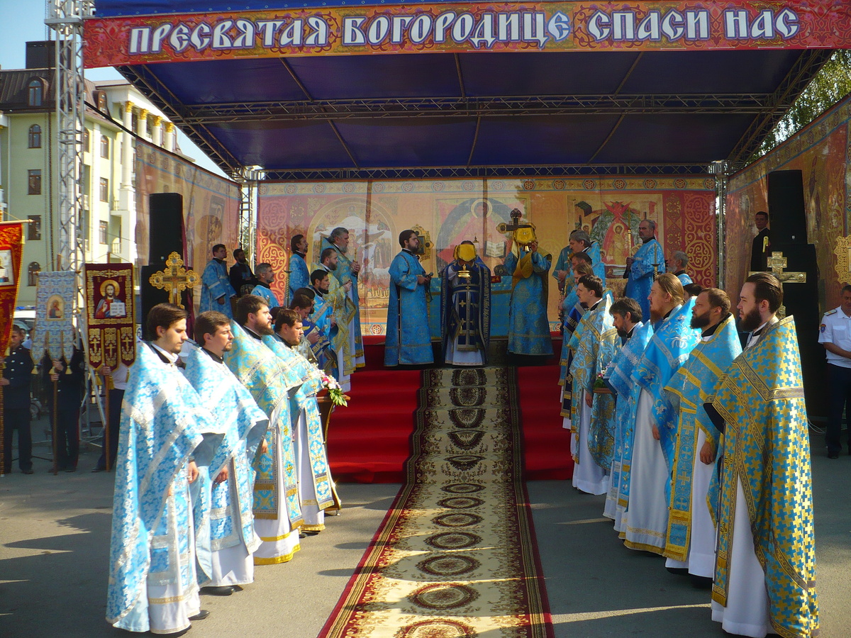 Службу проводили священники Донской митрополии, духовенство Ростовской-на-Дону епархии и Азовского городского благочиния. 