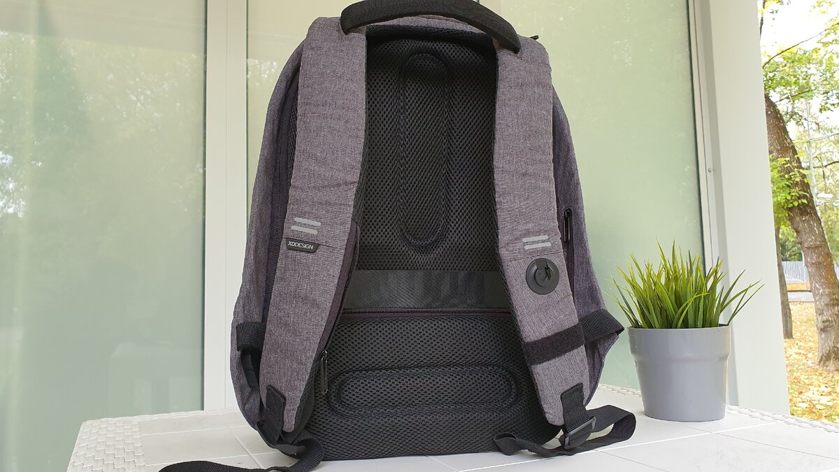 Рюкзак сзади