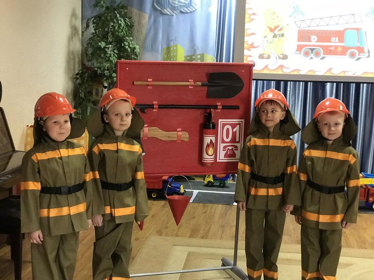 Пожарники в детском саду. Юный пожарный. Пожарный для детского сада. Пожарный для детей в детском саду. Юные пожарные в ДОУ.