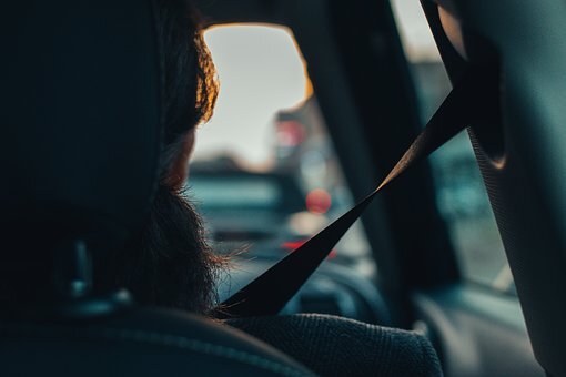 https://cdn.pixabay.com/photo/2016/11/28/19/53/car-1865856__340.jpg