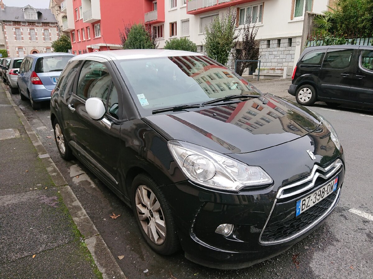 Причем Ситроэнов полно всяких: от старых, выпущенных еще в прошлом веке, до самых новых "Cactus"