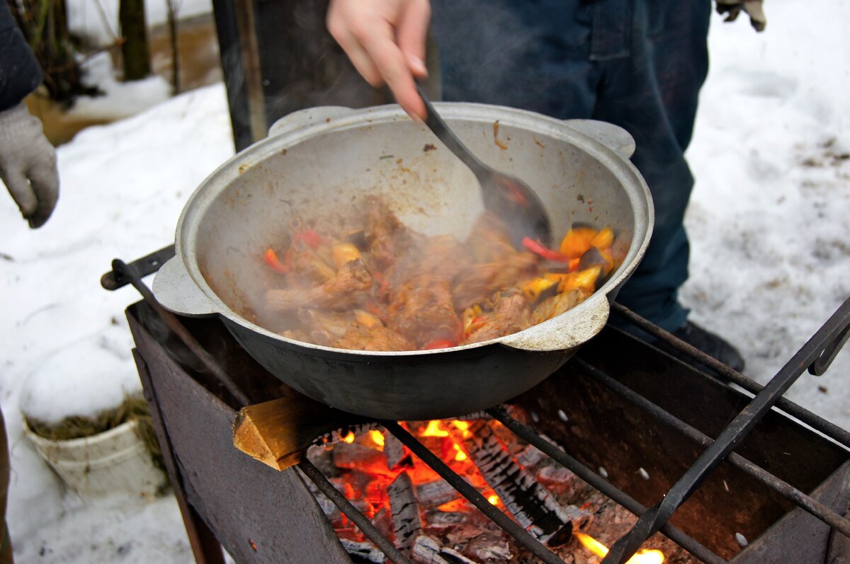 Для начала обжарили мясо, добавили нарезанный лук, морковь, баклажаны, болгарский перец, томатную пасту и еще раз обжарили.