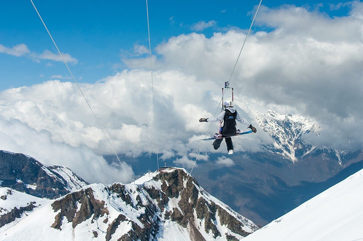 С горы высоты 20 м. Zipline красная Поляна. Gorky Fly красная Поляна. Мегазиплайн красная Поляна. Зиплайн Сочи роза Хутор.