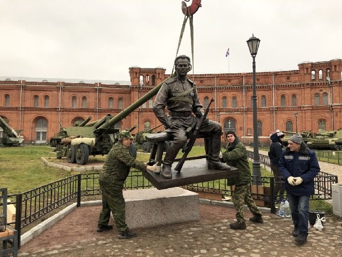 Установка памятника М. Калашникову во дворе Военно-исторического музея артиллерии, инженерных войск и войск связи. Фото из ТГ-канала 1703 