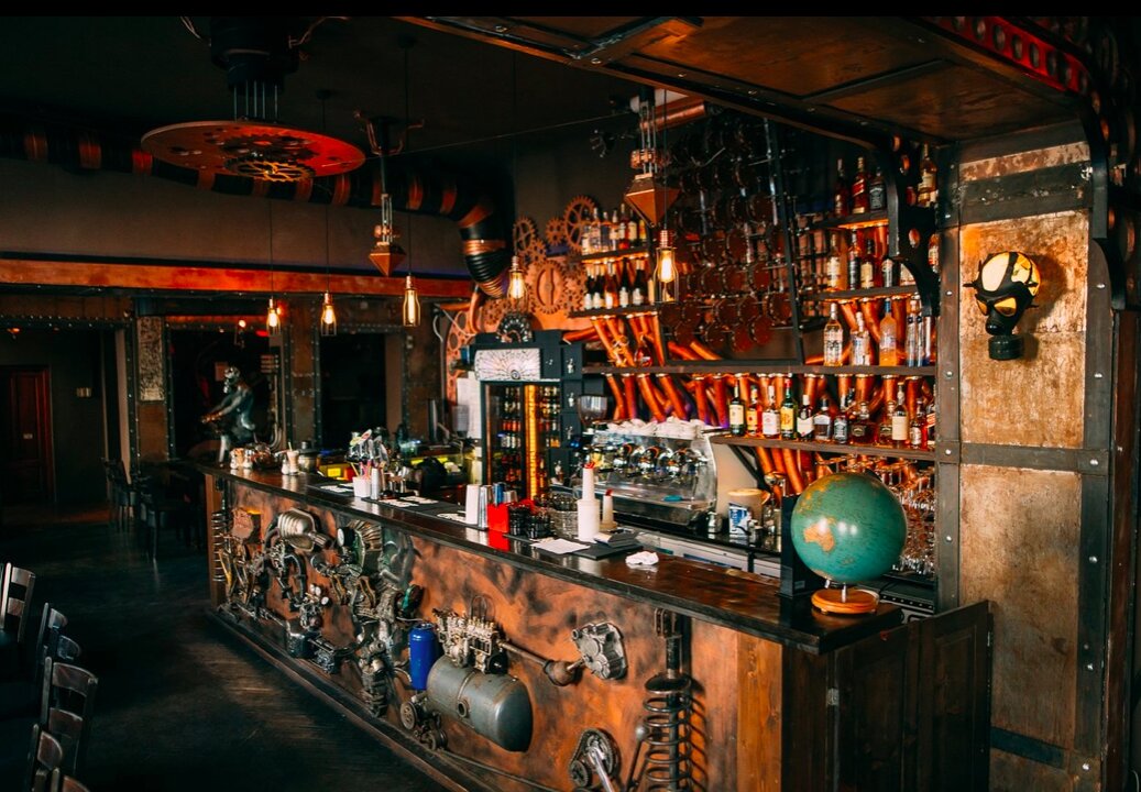 Бар в стиле стимпанк румыния. Гараж в стиле стин панк. Стимпанк бар. Бар в стиле стимпанк румыния. Стимпанк кафе в румынии.
