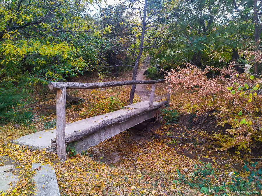 На фото: мостик через речку Чурюк-Су на окраине Старого Крыма.