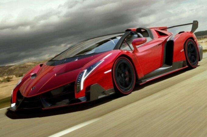 1 место – Lamborghini Veneno Roadster
цена – $4,5 млн.
На мотор-шоу в Женеве весной 2013 года был представлен эксклюзивный гиперкар Lamborghini Veneno, построенный в честь 50-летнего юбилея итальнского автопроизводителя. В основу модели легло шасси от серийного купе Aventador LP700-4 — от него же позаимствовали и мотор.Всего в компании выпустили только три экземпляра Lamborghini Veneno Roadster.Оснащенный 6,5-литровым атмосферным бензиновым V12 мощностью 750 л.с., он способен разгоняться до 355 км/ч. Обладает максимальным крутящим моментом 690 Нм и соотношением мощности к массе – 1,93 кг на одну «лошадку».