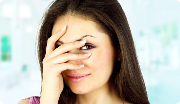 Стеснительная девушка