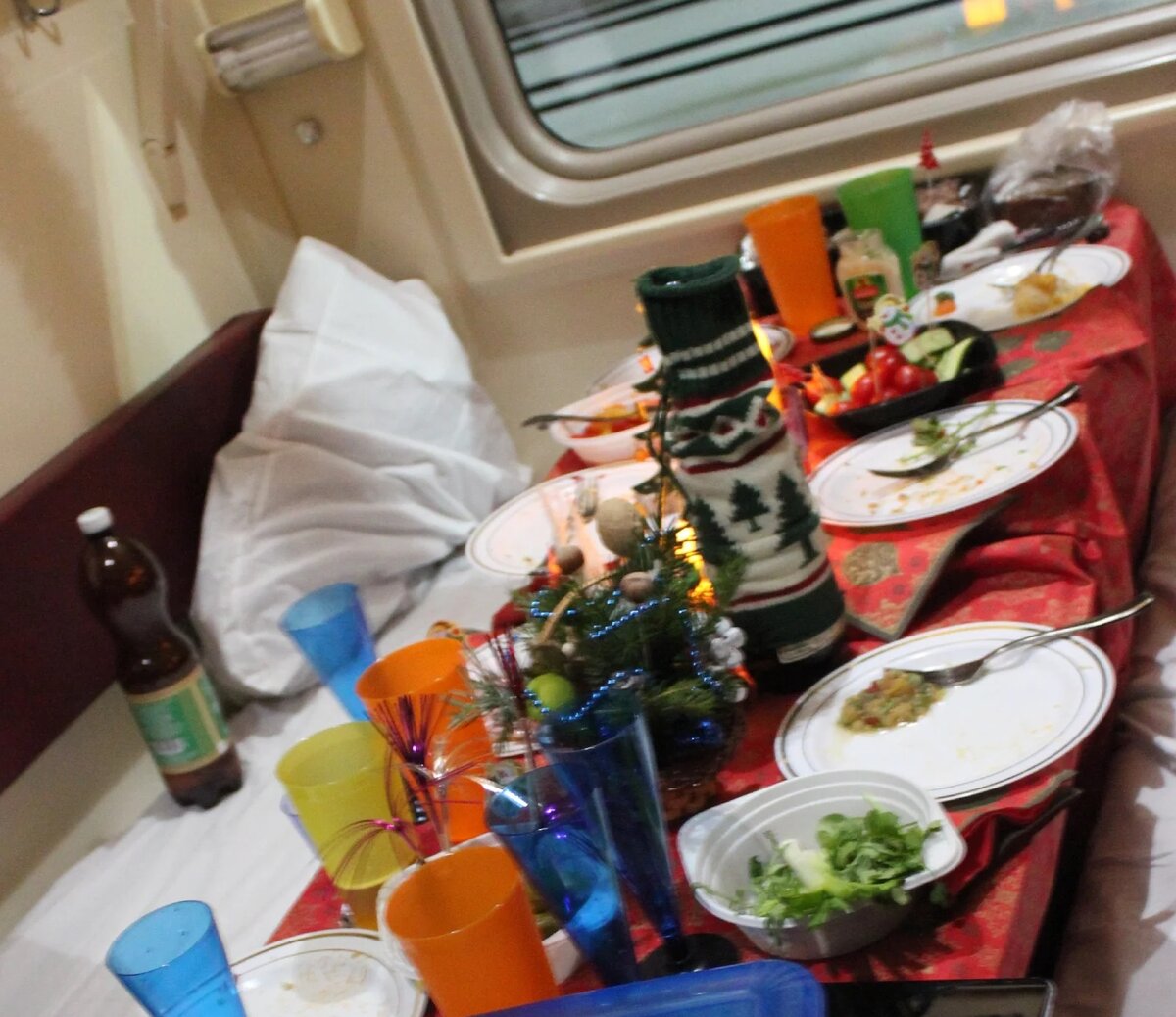 Поезд вагон еда. Стол в поезде. Новогодний стол в поезде. Стол в поезде с едой. Застолье в поезде.