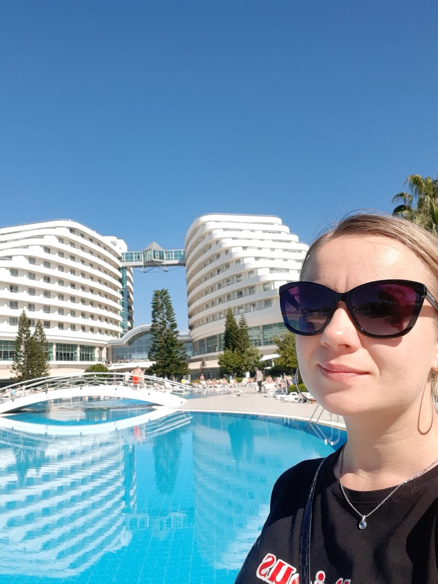 На фоне отеля Miracle 