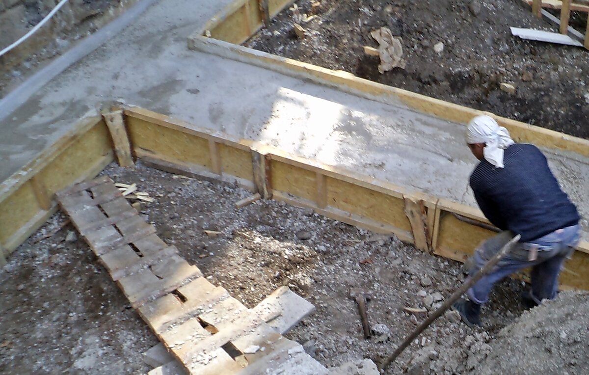 Устройство первой ступени бетонного фундамента. Разбираем опалубку