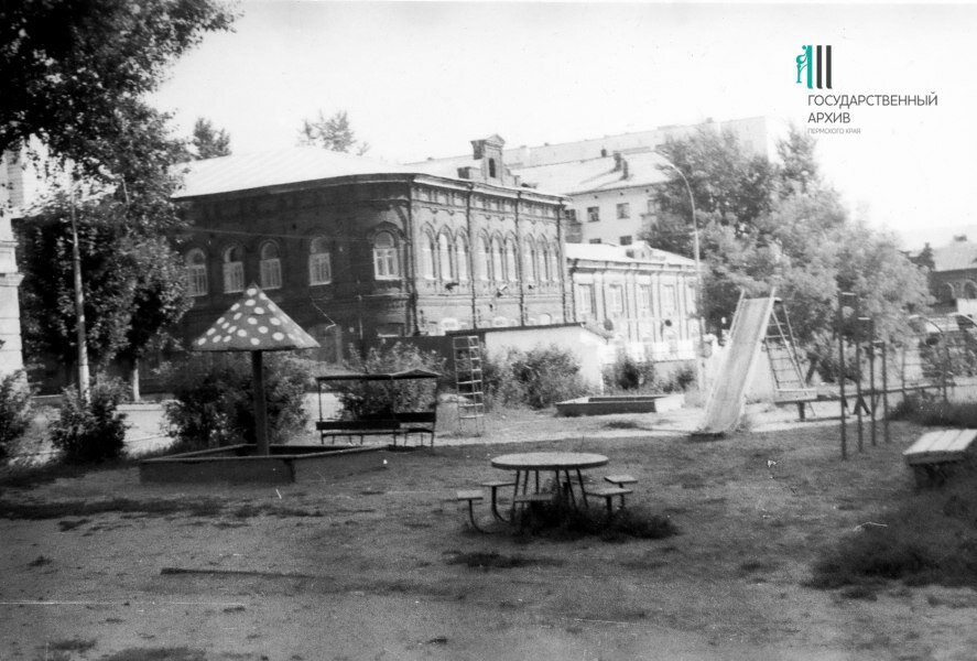Памятник архитектуры "Усадьба купца Гаврилова" на ул. Куйбышева, 1984 год. Источник: ГАПК