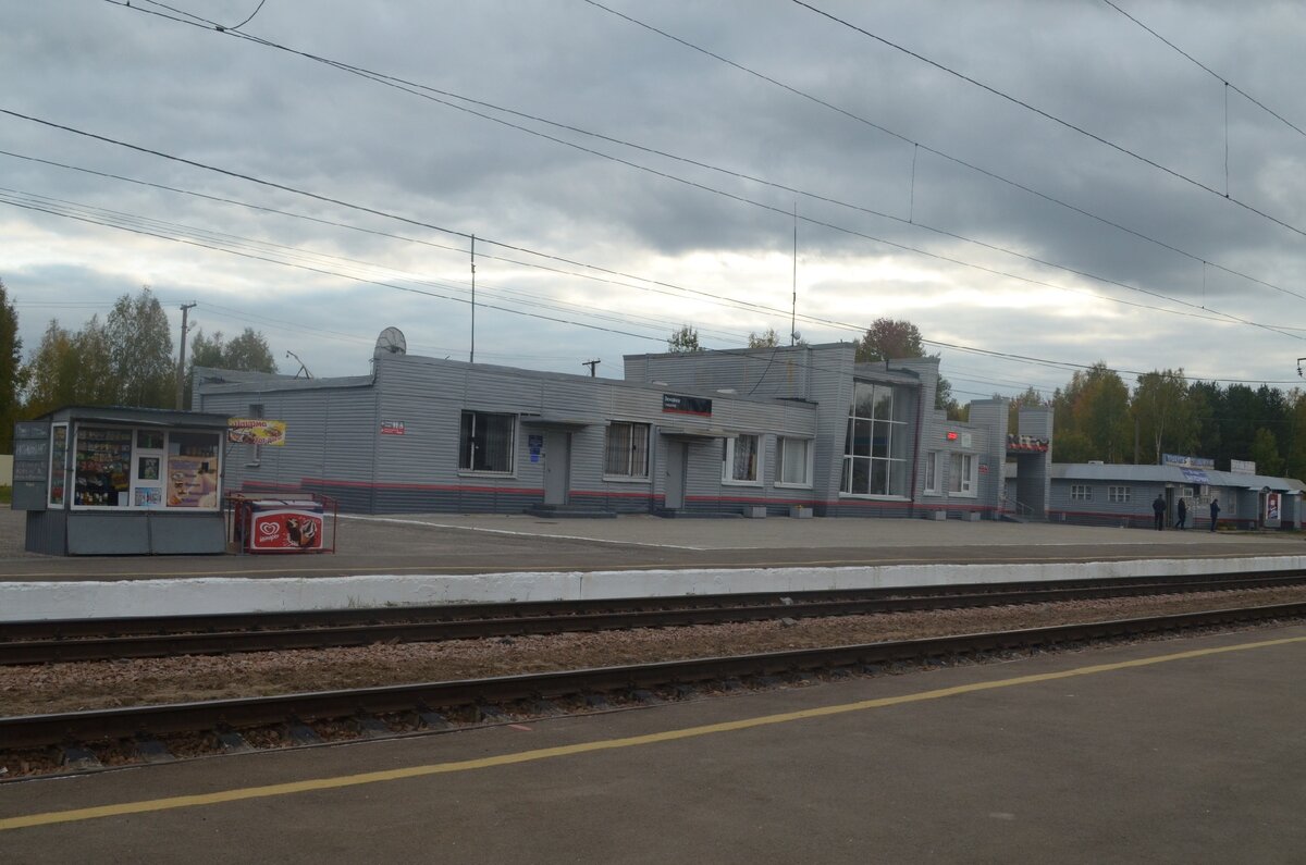 Здание вокзала, палатка с разной едой, которой, как мне показалось, зимой я уже не видела, и магазин с едой и хрусталем на заднем плане. 