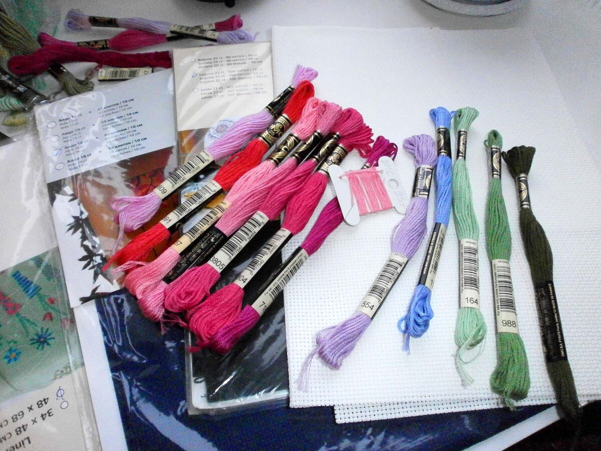 Материалы: мулине собрано, ткань пока несколько образцов.