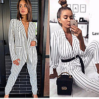 белый костюм в полоску.  