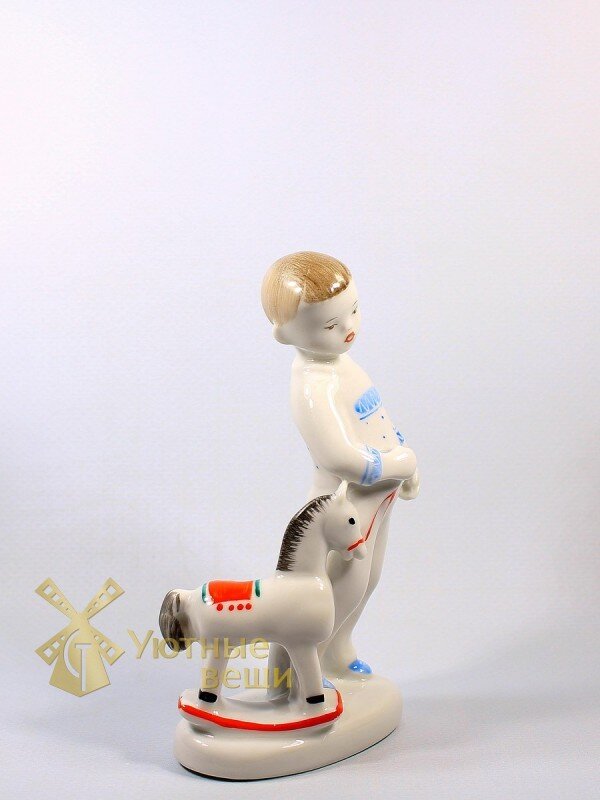 Мальчик с лошадкой, фото  с сайта https://cozythings.ru/