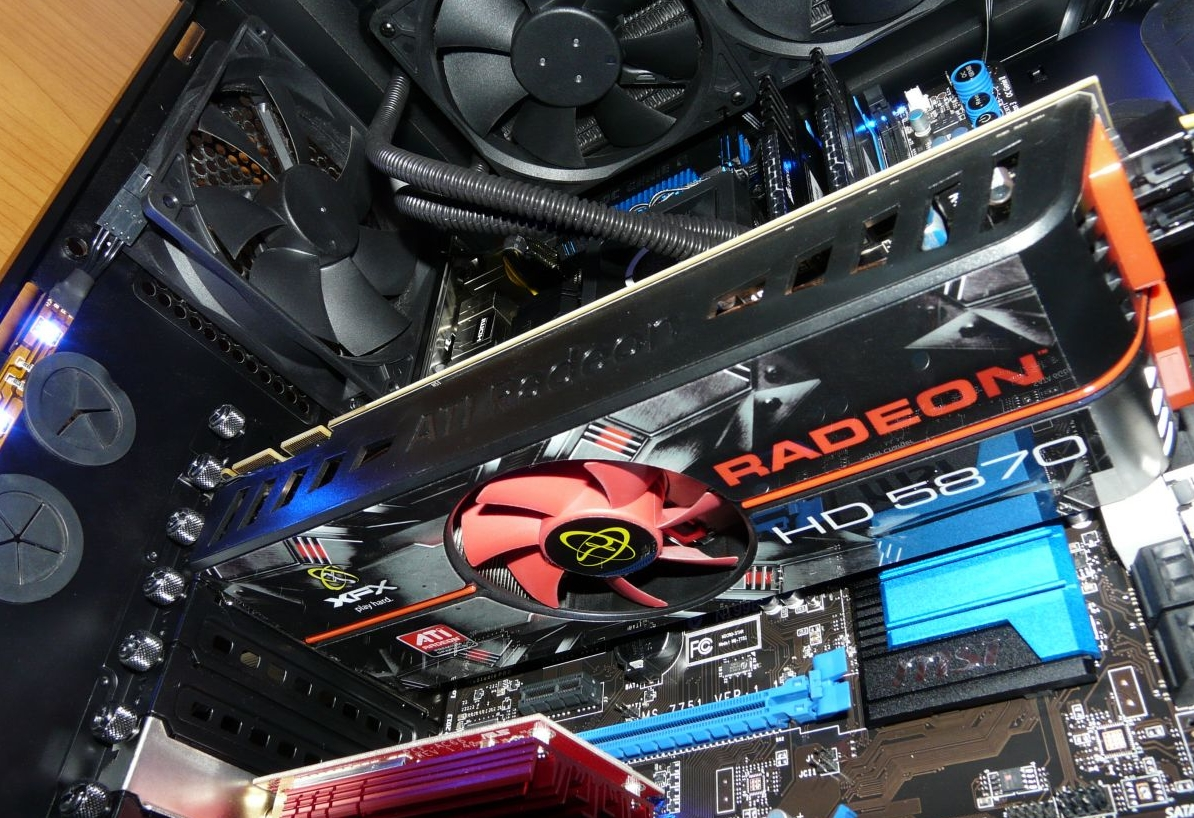  AMD Radeon HD 5870 - пожалуй, самая известная "горячая" видеокарта в буквальном её смысле.
