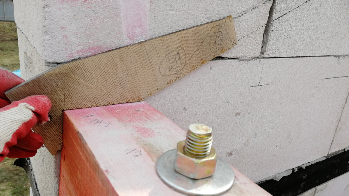 Разметка шаблона подрезки стропил под мауэрлат