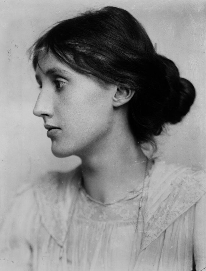 Вирджиния Вулф (1882—1941)  - английская писательница, известная многим. Все знают профиль Вирджинии, ставшей лицом «филологических дев».
