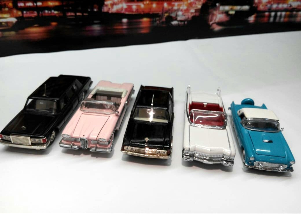 Фото американских моделей и саратовских лимузинов ЗИЛ для сравнения. Фото автора