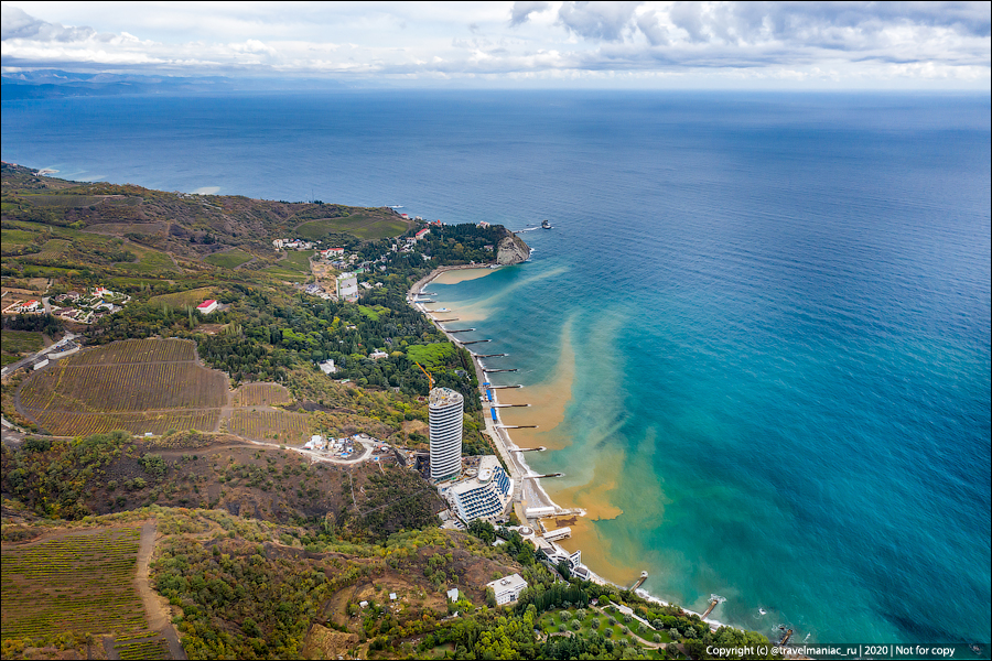 Крымские пляжи. Эпичные фото селевых потоков, сошедших на пляжи из-за бури0
