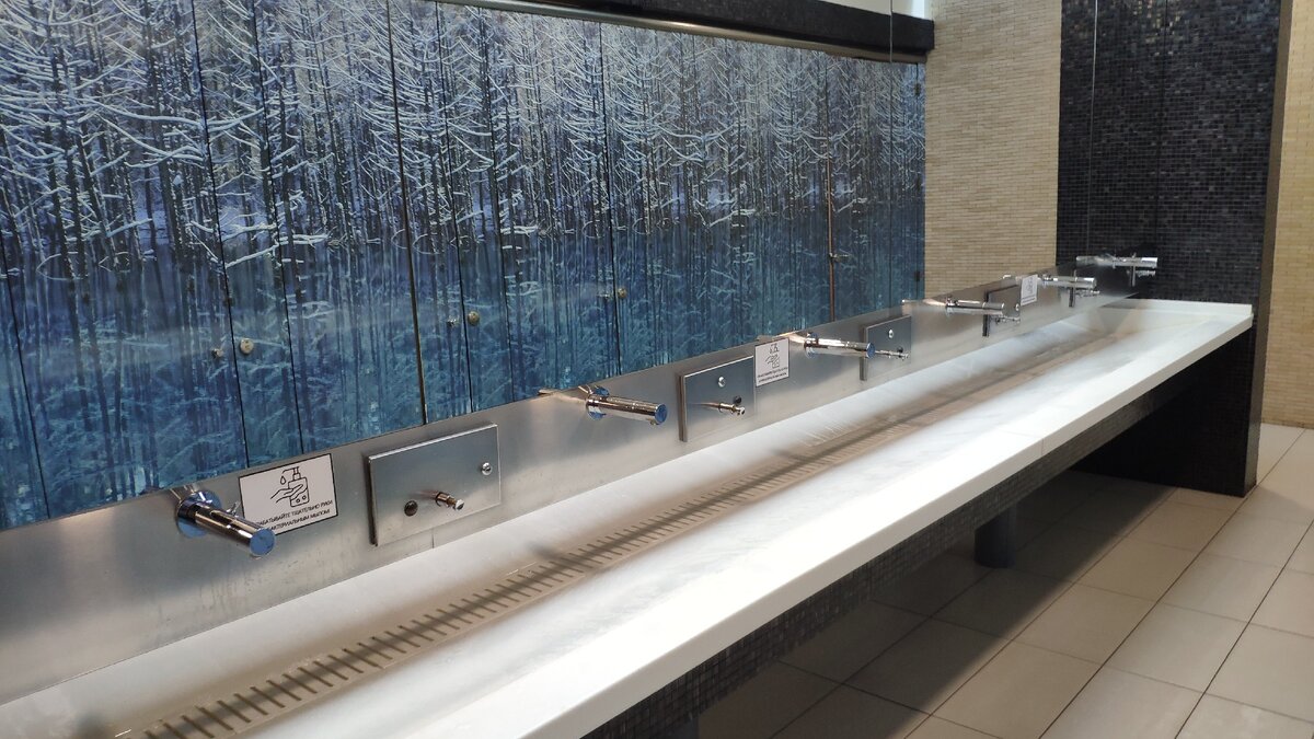 Рукомойники в мужском туалете, листайте >>>