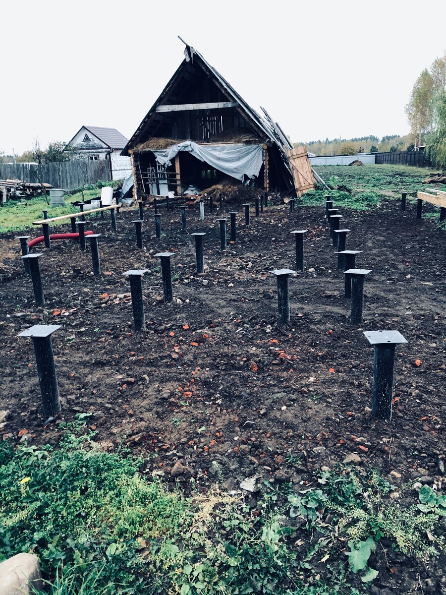 Вот, что сейчас на месте дома соседа. На заднем плане остатки сарая, который был пристроен к старому дому. Фото автора.