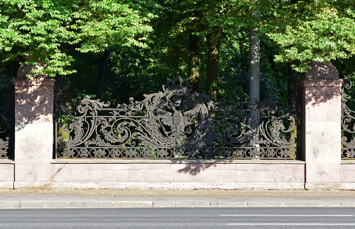 Эта ограда, в отличии от самого сада, сохранилась до наших дней. Правда её перенесли с изначального места, и теперь она украшает сад 9-го Января на проспекте Стачек